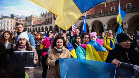 Poll Shows Most Poles Favor Sending Ukrainian Men Back Home to Fight