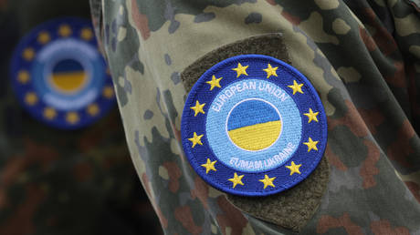  German soldiers wear the patch of the European Union Military Assistance Mission Ukraine (EUMAM UA).