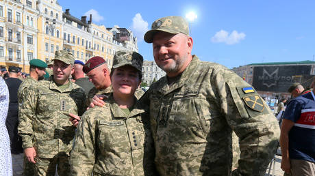 FILE PHOTO. Valery Zaluzhny (R) poses for a photo with a Ukrainian female soldier.