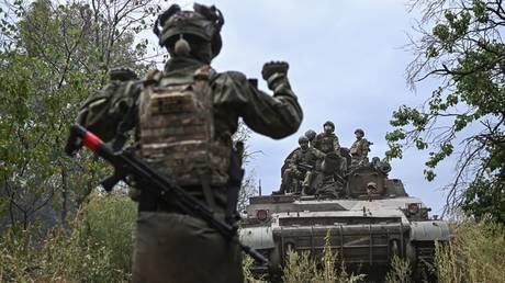  Russian servicemen prepare a 2S4 Tyulpan self-propelled heavy mortar for firing towards Ukrainian positions.