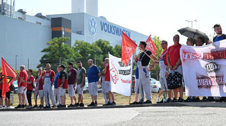 Volkswagen intends to cut a large number of jobs, says workers' council chief