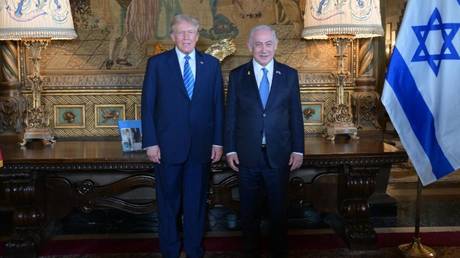 Donald Trump (L) and Benjamin Netanyahu pose for a photo at Mar-a-Lago estate in Palm Beach, Florida, July 26, 2024