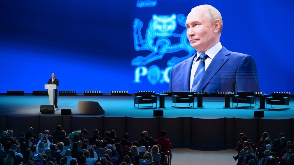 Devemos determinar nós mesmos o nosso futuro – Putin no fórum internacional