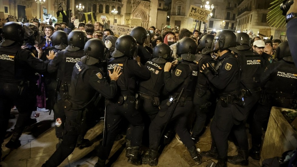 Violence erupts during protests over handling of Spanish floods (VIDEOS)