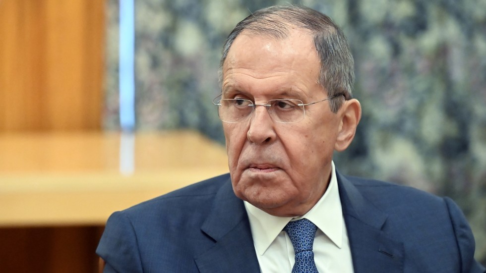 Les États-Unis et le Royaume-Uni traitent l’Ukraine comme une colonie, selon Lavrov