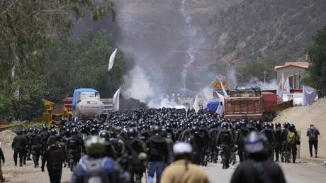 Ex-Bolivian leader starts hunger strike amid rioting supporters