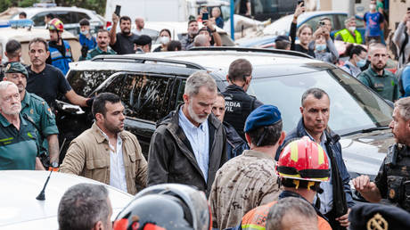 Spanish monarch hit with mud by angry flood responders