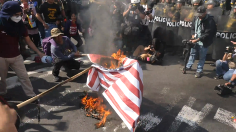 Protesters Clash with Police in Peru, Burn US Flag