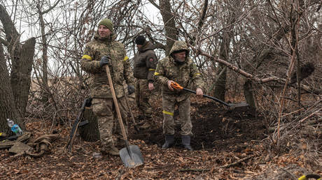 Teenagers Ready to Escape Ukraine, Reports the Times