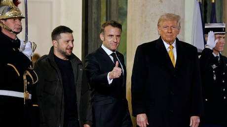 Emmanuel Macron (C) poses for photographs with Donald Trump (R) and Vladimir Zelensky (L) outside the Elysee Palace in Paris, France, December 7, 2024