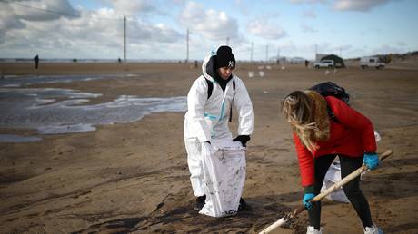 Major oil spill washes up on Russia’s Black Sea coast (VIDEO)