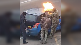 Pemburu rekrut tentara Ukraina diduga membakar mobil (VIDEO)