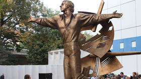 Kota Ukraina membongkar monumen untuk penyair & penyanyi Soviet ikonik