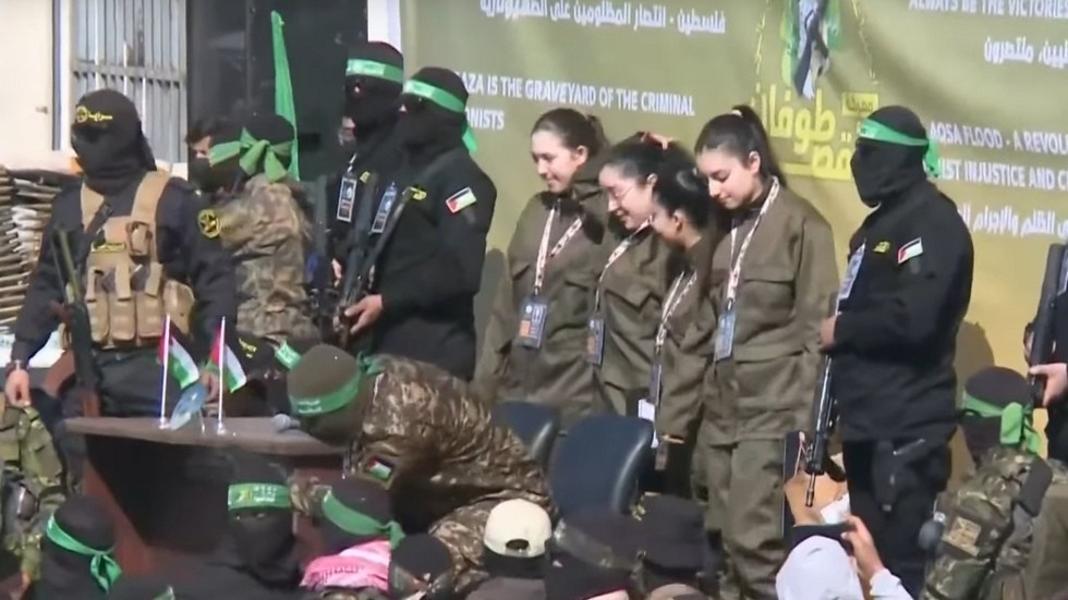 Hamas releases four Israeli hostages (VIDEO)