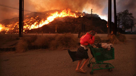 Wildfire engulfs affluent LA neighborhood (VIDEO)