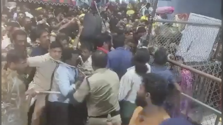 Temple stampede kills six in India (VIDEO)