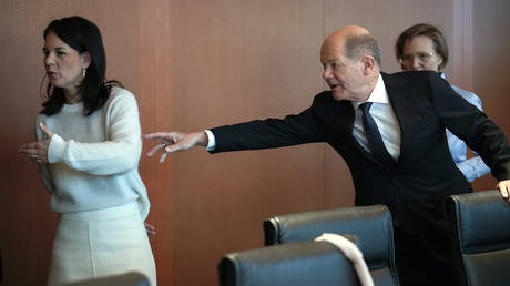 German Chancellor Olaf Scholz signals to German Foreign Minister Annalena Baerbock before the cabinet meeting at the chancellery in Berlin, January 15, 2025.