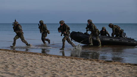 Macron urges volunteer mobilization for the French military