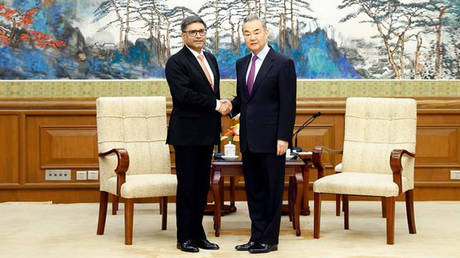 Chinese Foreign Minister Wang Yi (R) and India's Foreign Secretary Vikram Misri (L). ©  X/China_Amb_India