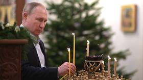 Putin attends Christmas Eve mass