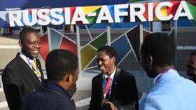 Mengapa Rusia terus memenangkan teman di Afrika