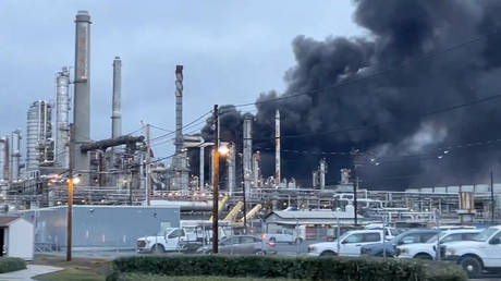 US refinery blaze prompts shelter-in-place alert (VIDEOS)