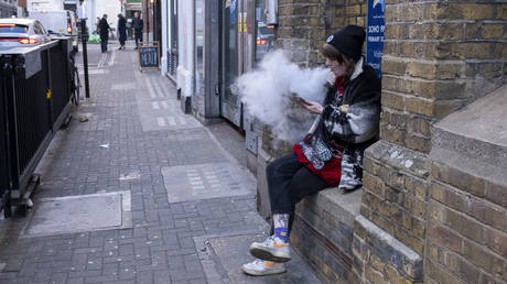 UK opens rehab center for teenage vapers