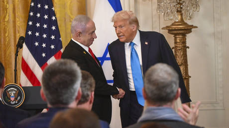 Israeli Prime Minister Benjamin Netanyahu (L) and US President Donald Trump (R).