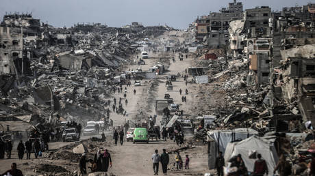 Displaced Palestinians returning to their homes in Gaza @ Ali Jadallah/Anadolu via Getty Images