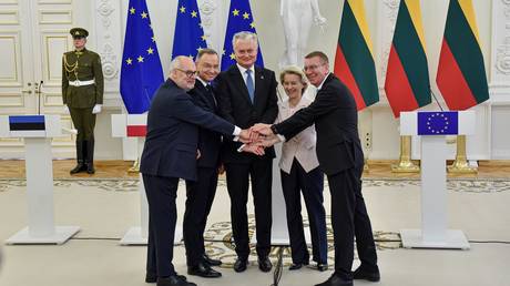 FILE PHOTO: European Commission President Ursula von der Leyen and the national leaders of Estonia, Latvia, Lithuania, and Poland.