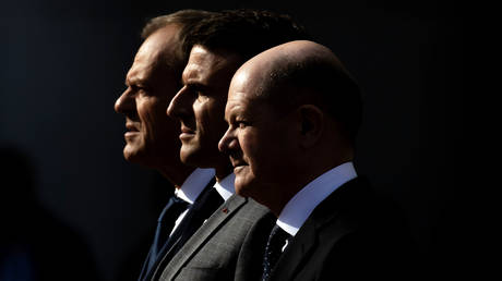 FILE PHOTO. Federal Chancellor Olaf Scholz (SPD, r-l) receives Emmanuel Macron, President of France, and Donald Tusk, Prime Minister of Poland, with military honors at the Federal Chancellery for a joint meeting.