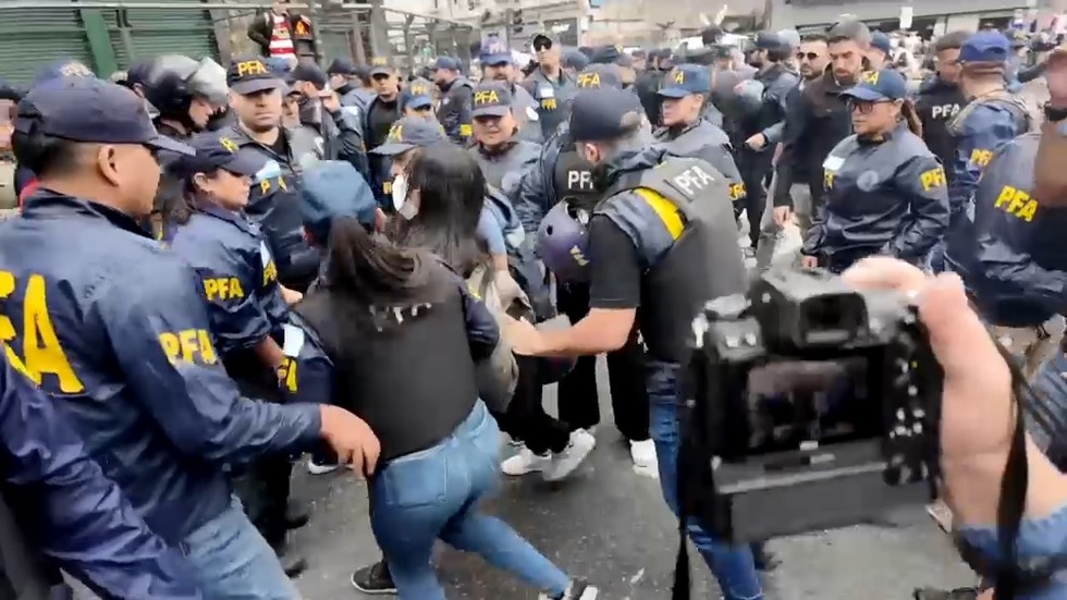 WATCH Argentine police brutalize pensioners