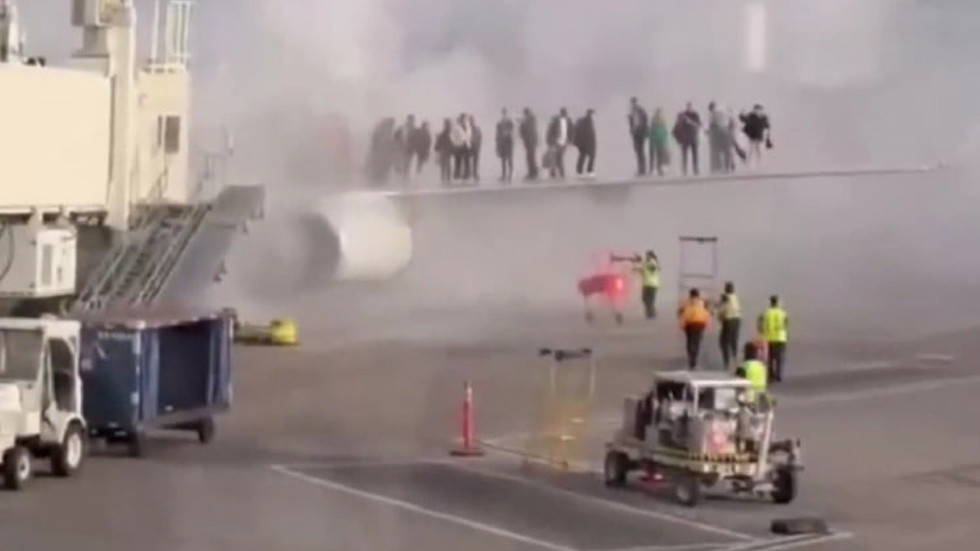 https://www.rt.com/information/614226-beoing-us-engine-fire/American Airways Boeing 737 bursts into flames (VIDEOS)