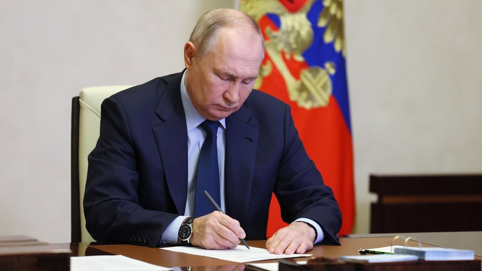 https://www.rt.com/information/614363-putin-decree-trade-russian-securities/Putin unlocks buying and selling in Russian belongings