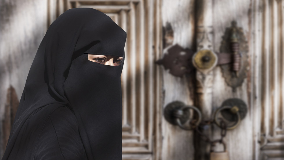 قضايا البلد الأوروبية الأولى “حظر البرجا” غرامة – RT World News