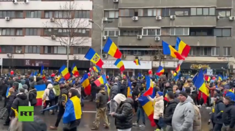 Tens of thousands rally in support of NATO-skeptic Romanian politician (VIDEO)