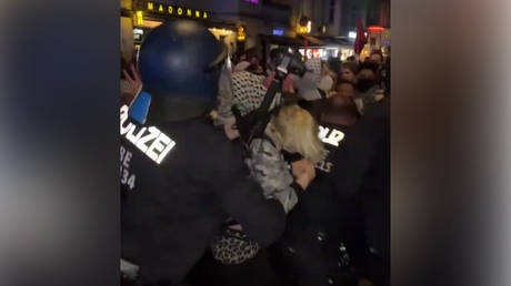 German police brutalize female activists at Women’s Day rally (VIDEOS)