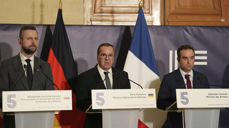 Defense ministers Wladyslaw Kosiniak-Kamysz of Poland, left, Boris Pistorius, of Germany, center, and Sebastien Lecornu, of France, at a press conference in Paris, Wednesday, March 12, 2025.