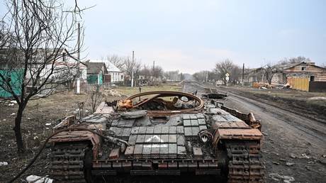 A damaged T-64 Ukrainian tank in the village of Cherkasskoye Porechnoye, which has been liberated by Russian forces, in Kursk Region.