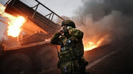  Russian servicemen fire a BM-21 Grad multiple rocket launcher towards Ukrainian positions amid Russia's military operation in Ukraine.