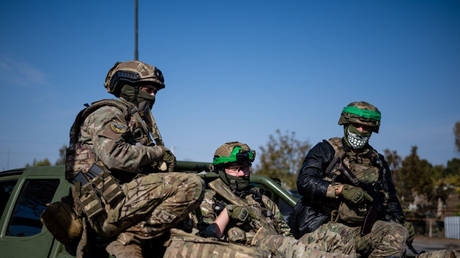 Ukrainian soldiers near frontline town of Chasov Yar © Maciek Musialek / Anadolu via Getty Images