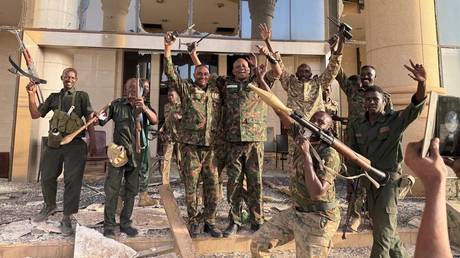 Sudanese army reclaims presidential palace (VIDEO)