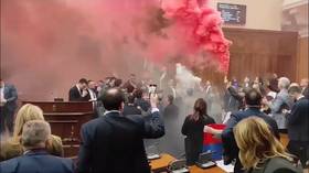 Regardez l'opposition serbe lancer des grenades de fumée au Parlement