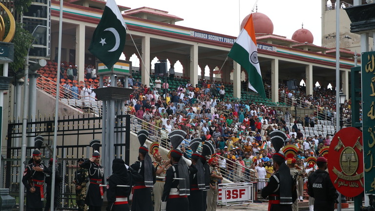 India orders mass expulsion of Pakistanis