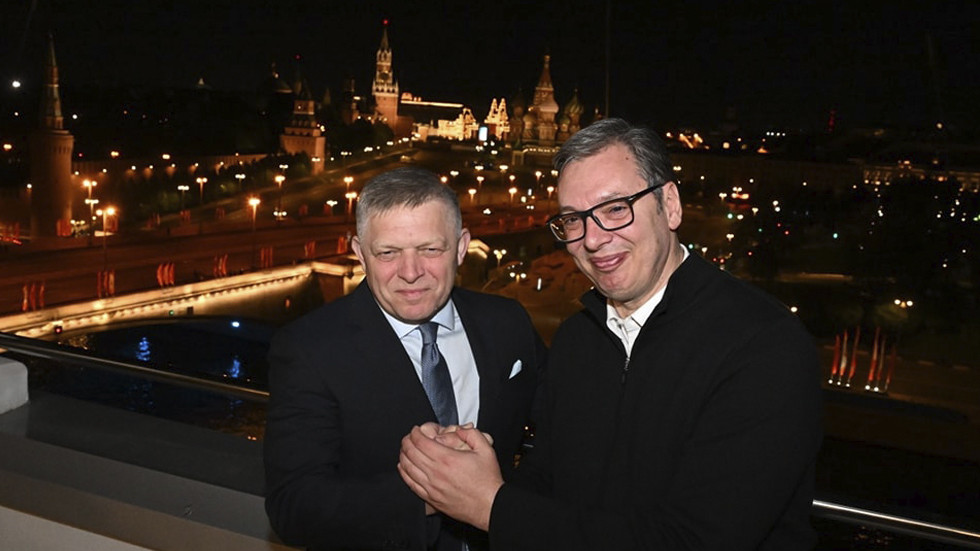 Serbia’s Vucic and Slovakia’s Fico share heartfelt VIDEO from Moscow — RT World News
