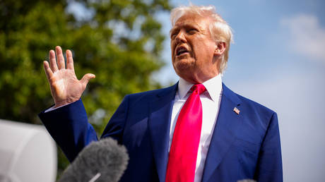 Trump rejects ethics criticism over gifted Qatari jet