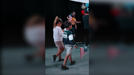 US welcomes white South African asylum-seekers (VIDEO)