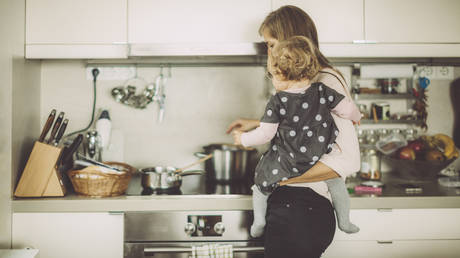 Russian MPs propose payments for housewives