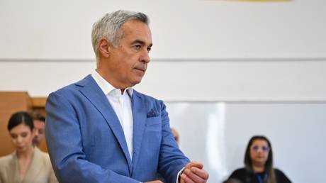 Banned ex-Romanian presidential front-runner quits politics