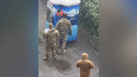Ukrainian recruiter filmed beating potential draftee (VIDEO)